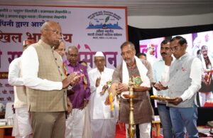 शेतकऱ्यांच्या वेदनांना ताकदीने वाचा फोडा-नाना पाटेकर