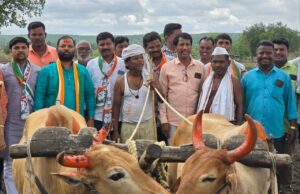 अन त्या शेतकऱ्याला धनंजय मुंडेंनी दिली बैलजोडी