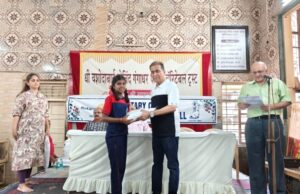 १०वीच्या विद्यार्थ्यांना पाठ्यपुस्तक वाटप