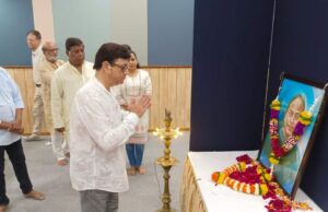 जगाला हसवणारा माणूस जग सोडून गेलाय त्याला वरती हसवायची गरज आहे म्हणून तो तिथे गेला. त्याला हसत निरोप द्या
