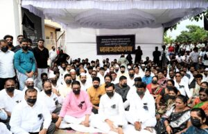 *बदलापूर घटनेच्या निषेधार्थ संगमनेरात भव्य जनआंदोलन* आ थोरात यांच्या उपस्थितीत तोंडाला काळी पट्टी बांधून व झेंडे लावून निषेध