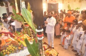 शासकीय निवासस्थान वर्षा येथील श्री गणेशाची त्र्यंबकेश्वर येथील आधारतीर्थ आश्रमशाळेतील विद्यार्थ्यांच्या हस्ते आरती