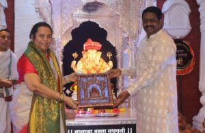 पुण्यातील मानाच्या गणपती बाप्पांंकडे राज्यातील अरीष्ट टाळण्यासाठी उपसभापती, शिवसेना नेत्या डॉ. नीलमताई गोऱ्हे यांची प्रार्थना