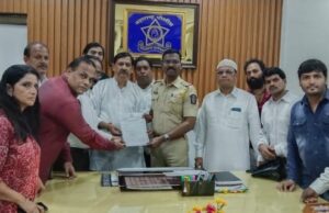 लोकसभा विरोधी पक्ष नेते खा राहूल गांधी यांच्याबाबत आक्षेपार्ह वक्तव्य केल्याबद्दल आ संजय गायकवाड याच्या विरोधात एफआयआर दाखल करण्यासाठी काँग्रेस पक्षातर्फे ॲड संदेश कोंडविलकर यांचे नेतृत्वात निवेदन