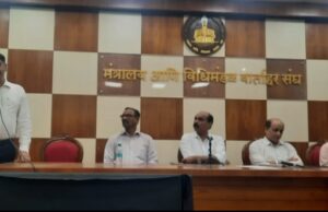 विजय वैद्य यांच्या नांवे जमा होणारी सन्मान योजनेची रक्कम यापुढे त्यांच्या पत्नीच्या खात्यात जमा करण्यात यावी ; विजय वैद्य पुरस्कार सुरु करण्याचीही मागणी