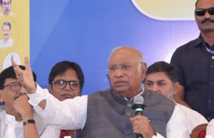 महाराष्ट्राची निवडणूक देशाचे भविष्य बदलणारी, खोके सरकार सत्तेतून खाली खेचून मविआचे सरकार आणा: मल्लिकार्जून खर्गे* महाराष्ट्राच्या सर्वांगिण विकासासाठी मविआच्या ‘महाराष्ट्रनामा’चे भव्य पत्रकार परिषदेत प्रकाशन.*