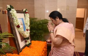पंडित जवाहरलाल नेहरु यांना जयंतीनिमित्त उपसभापती डॉ. नीलम गोऱ्हे यांचे अभिवादन*