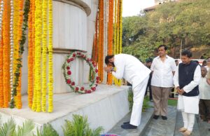 महाराष्ट्र राज्य हुतात्मा स्मृती दिनानिमित्त मुख्यमंत्री एकनाथ शिंदे यांनी केले अभिवादन
