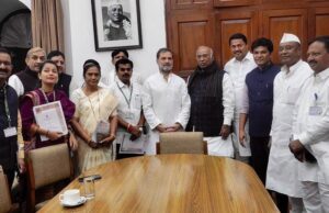 *मोदींच्या लाडक्या उद्योगपती मित्राच्या कागदपत्रावर डोळे झाकून सही करणारा मुख्यमंत्री बसवणार: नाना पटोले* *काँग्रेस प्रदेशाध्यक्ष नाना पटोलेंनी दिल्लीत घेतली मल्लिकार्जून खर्गे व राहुल गांधींची भेट