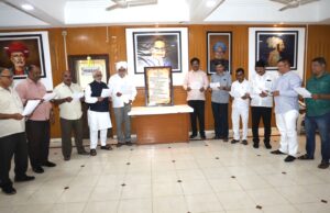 संविधान दिनानिमित्त टिळक भवनमध्ये संविधानाच्या उद्देशिकेचे वाचन.*
