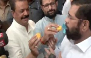 शिवसेना कार्यकारणी बैठकीत मुख्यनेते एकनाथ शिंदे यांना सर्वांधिकार* *विधिमंडळ पक्षाचे गटनेते, मुख्य प्रतोद, प्रतोद आणि इतर पदाधिकारी निवडण्याचे सर्वाधिकार एकनाथ शिंदे यांना देण्याचा निर्णय एकमताने संमत..*