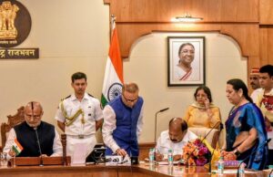 कालिदास कोळंबकर यांनी घेतली हंगामी अध्यक्ष पदाची शपथ! राज्यपाल, मुख्यमंत्र्यांसह विधानपरिषद उपसभापती डॉ. नीलम गोऱ्हे यांची विशेष उपस्थिती*