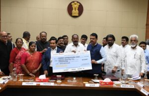 अपघातग्रस्त मासेमारी नौका मालकाला १८ लाख ५५ हजाराची नुकसान भरपाई* मुख्यमंत्री देवेंद्र फडणवीस यांच्या हस्ते धनादेश सुपूर्द