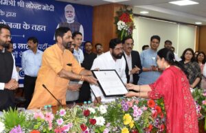 स्वामित्व” योजनेंतर्गत गावठाण भूमापन सनद वितरण कार्यक्रम पंतप्रधान नरेंद्र मोदी यांच्या हस्ते दूरदृष्यप्रणालीद्वारे संपन्न* *ठाणे जिल्ह्यातील गावठाण भूमापन सनद वितरण कार्यक्रम उपमुख्यमंत्री एकनाथ शिंदे यांच्या हस्ते संपन्न* *”स्वामित्व” योजना ही ग्रामविकासाची चळवळ* – उपमुख्यमंत्री एकनाथ शिंदे