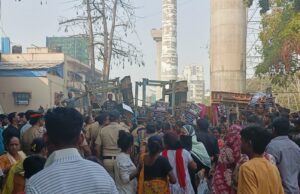जोगेश्वरी येथे रेल्वे लगत असलेल्या झोपडपट्ट्यांसाठी “बिराड मोर्चा”वर पोलिसांचा लाठीचार्ज*