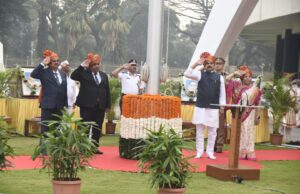 विधान भवन येथे विधानपरिषदेचे सभापती राम शिंदे यांच्या हस्ते ध्वजारोहण, उपसभापती डॉ. नीलम गोऱ्हे यांची प्रमुख उपस्थिती