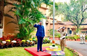 मुख्यमंत्री देवेंद्र फडणवीस यांनी ‘वर्षा’ या शासकीय निवासस्थानी राष्ट्रध्वजवंदन