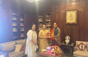 विधानपरिषद उपसभापती डॉ. नीलम गोऱ्हे यांनी वडोदरा दौऱ्यावर घेतली महाराणी राधिकाराजे गायकवाड यांची भेट