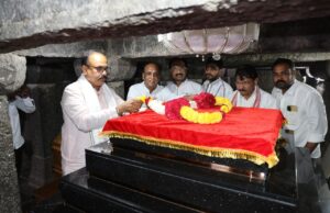 *सद्भावना यात्रेच्या पार्श्वभूमीवर कानिफनाथ, भगवानबाबा व नगद नारायणला सामाजिक सौहार्दासाठी प्रातांध्यक्ष हर्षवर्धन सपकाळ यांचे साकडे.*शनिवारी ८ मार्च रोजी मस्साजोग येथून काँग्रेसच्या सद्भभावना पद यात्रेला सुरुवात.*