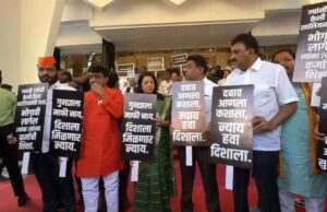 दिशा सालियनला न्याय मिळण्यासाठी शिवसेना आमदारांचे मूक आंदोलन* *सालियन मृत्यू प्रकरणी ‘सीबीआय’कडे तपास सोपवण्याची मागणी* *शिवसेना आमदारांनी विधान भवन परिसरात फलक झळकवले*