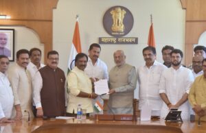 सत्ताधारी पक्षाला साथ देऊननियमबाह्य पद्धतीने काम करणाऱ्या सभापती आणि अध्यक्षयांच्याविरोधात महाविकास आघाडीच्या आमदारांनी आज राज भवन येथे राज्यपाल सी. पी. राधाकृष्णन यांची भेट घेऊन निवेदन दिले*
