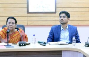 लातूरमध्ये उपसभापती डॉ. नीलम गोऱ्हे यांच्या अध्यक्षतेखाली आढावा बैठक — महिला, शालेय सुरक्षा, ऊसतोड कामगार, वनीकरण आणि शेतकरी प्रश्नांवर चर्चा* *“शाळांमध्ये ‘गुड टच – बॅड टच’चे प्रशिक्षण द्या, बाल शोषण रोखण्यासाठी दक्षता यंत्रणा उभी करा” — डॉ. नीलम गोऱ्हे* *“ऊसतोड कामगारांच्या मुलींसाठी सॅनिटरी नॅपकिन्सचे नियमित वाटप करा” — डॉ. गोऱ्हे*