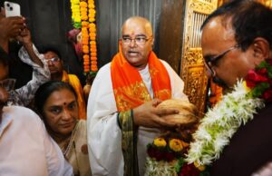 काँग्रेस प्रदेशाध्यक्ष हर्षवर्धन सपकाळांचा संविधान हाती घेऊन सहकाऱ्यांसह ऐतिहासिक काळाराम मंदिरात प्रवेश! वक्फ सुधारणा कायद्यानंतर भाजपा सरकारचा पद्मनाभ मंदिरातील सोन्यावर डल्ला मारण्याचा डाव.*