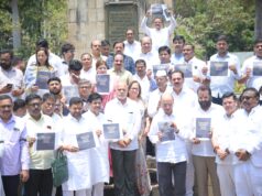 काश्मीर पहलगाममधील भ्याड दहशतवादी हल्ल्याप्रकरणी राष्ट्रवादी काँग्रेसकडून महात्मा गांधीजींच्या पुतळ्यासमोर काळ्या फिती लावून मूक आंदोलन…*