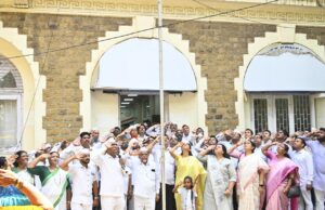 महाराष्ट्र दिन आणि कामगार दिनानिमित्त राष्ट्रवादी काँग्रेस शरदचंद्र पवार पक्षाच्या कार्यालयात ध्वजारोहण संपन्न* *जातनिहाय जनगणनेची आमची मागणी, उशीराने का होईना पण सरकारने दखल घेतली*-खा सुप्रिया सुळे