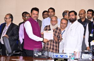 सिंधुदुर्ग सुपूत्र सदानंद करंदीकर यांचे दातृत्व; वीस लाखांचा निधी मुख्यमंत्र्यांकडे सुपूर्द* *पंतप्रधान, मुख्यमंत्री सहायता निधीसाठी योगदान*
