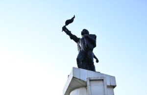 भारताच्या निरंतर विकासामध्ये महाराष्ट्राची सर्वात महत्त्वाची भूमिका – मुख्यमंत्री देवेंद्र फडणवीस मुख्यमंत्री देवेंद्र फडणवीस यांनी केले, महाराष्ट्र दिनानिमित्त हुतात्मा स्मारकास अभिवादन*