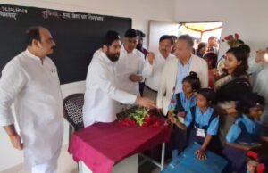 उपमुख्यमंत्री एकनाथ शिंदेंनी केले चिमुकल्या विद्यार्थ्यांचे स्वागत! *विद्यार्थ्यांनी अभ्यास करुन देशाचा नावलौकीक वाढवावा- उपमुख्यमंत्री एकनाथ शिंदे*