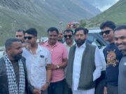 उपमुख्यमंत्री एकनाथ शिंदे यांनी साधला स्थानिक काश्मीरी नागरिकांशी संवाद* *काश्मीरमधील पर्यटन हळूहळू येतेय पूर्वपदावर* *असुरक्षिततेची भावना दूर होऊन परिस्थिती होतेय सामान्य*