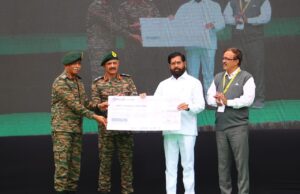 द्रासच्या भारतीय लष्करी तळावर ‘लेझर शो’तयार करण्यासाठी राज्य शासनाकडून तीन कोटींची मदत! *उपमुख्यमंत्री एकनाथ शिंदे यांच्याकडून मदतीचा धनादेश सैन्यदलाकडे सुपूर्द*