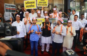 पावसाळी अधिवेशनाच्या पहिल्या दिवशी महाविकास आघाडीने पायऱ्यांवर मी मराठीचा गजर केला