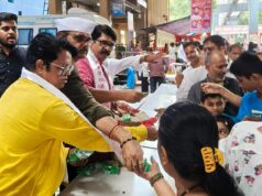 प्रति पंढरपुरात ‘माई मीडिया 24’ चे भाविकांना लाडू व चिक्की वाटप