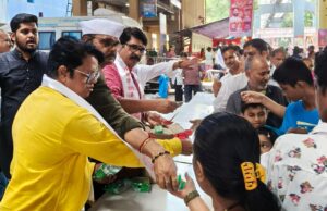 प्रति पंढरपुरात ‘माई मीडिया 24’ चे भाविकांना लाडू व चिक्की वाटप