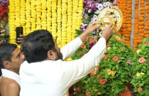 *उपमुख्यमंत्री एकनाथ शिंदे यांच्याहस्ते वडाळा येथील विठ्ठल रुक्मिणी मंदिरात पूजा संपन्न*