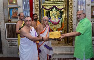 *आषाढी एकादशी निमित्त राज्यपालांची श्री शृंगेरी शंकर मठाला भेट*