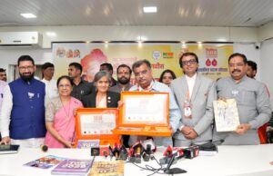 मुख्यमंत्री देवेंद्र फडणवीस यांच्या वाढदिवसा निमित्त भाजपातर्फे आयोजित रक्तदानाच्या महायज्ञाची विक्रमी नोंद ‘एशिया बुक ऑफ वर्ल्ड रेकॉर्ड्स’ तर्फे भाजपा प्रदेशाध्यक्ष रविंद्र चव्हाण यांचा सन्मान