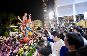 ‘गणपती बाप्पा मोरया’च्या जयघोषात गिरगाव चौपाटीवर मुख्यमंत्री देवेंद्र फडणवीस यांच्याकडून गणेशमूर्तींवर पुष्पवृष्टी!