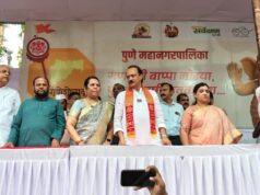 . * डॉ नीलम गोऱ्हे यांनी पुण्यातील गणेश विसर्जन मिरवणुकीत मनाच्या कसबा गणपतीला अर्पण केला पुष्पहार*