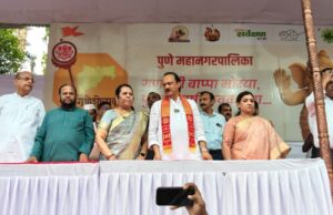 . * डॉ नीलम गोऱ्हे यांनी पुण्यातील गणेश विसर्जन मिरवणुकीत मनाच्या कसबा गणपतीला अर्पण केला पुष्पहार*