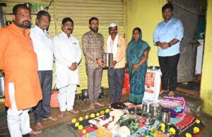 *शिवसैनिकांनी दसऱ्याला उभारले पूरग्रस्तांच्या मदतीचे तोरण*