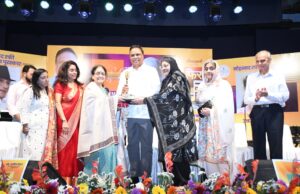 *रफी पुरस्कार माझ्यासाठी देवाचा प्रसाद*- *जेष्ठ गायिका उत्तरा केळकर*