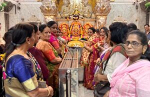 *खासदार श्रीकांत शिंदे यांच्या वाढदिवसाच्या पूर्वसंध्येला उपसभापती डॉ. नीलम गोऱ्हे यांच्या मार्गदर्शनात महालक्ष्मी मंदिरात विशेष प्रार्थना*