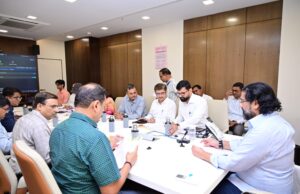 *राज्यातील अतिवृष्टीत बाधित रस्त्यांच्या दुरुस्तीला प्राधान्य द्या.*