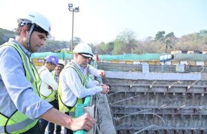 *गोरेगाव-मुलुंड जोडमार्ग(GMLR) प्रकल्पातील जुळ्या बोगद्याच्या खोदकामासाठी बोगदा* *खनन संयंत्राचे सुटे भाग ‘शाफ्ट’मध्ये उतरवण्याची प्रक्रिया सुरू*