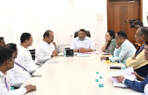 *संपावर तोडगा काढून कामगारांना त्वरित कामावर घ्यावे*- *कामगार मंत्री आकाश फुंडकर यांचे निर्देश*