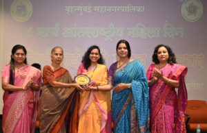 *मुंबई अखंडपणे धावण्यामागे महिलांचे योगदान मोठे* – *‘सावित्रीबाई फुले गौरव पुरस्कार’ सोहळ्याप्रसंगी मुंबईच्या महापौर रितू तावडे यांचे प्रतिपादन*